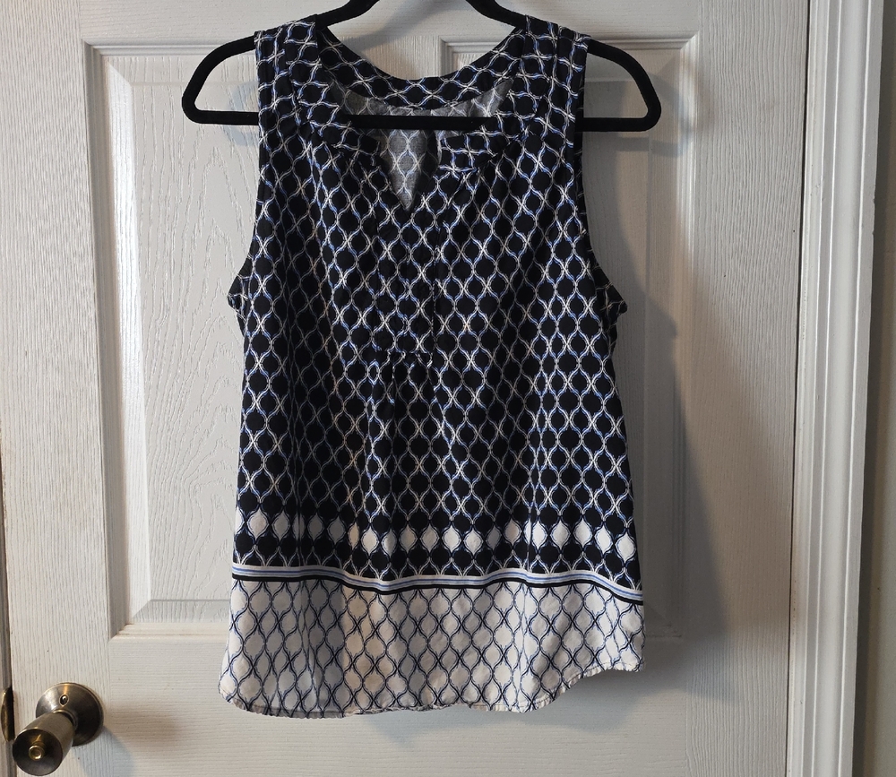 Elegant Sleeveless Blouse in Black and White